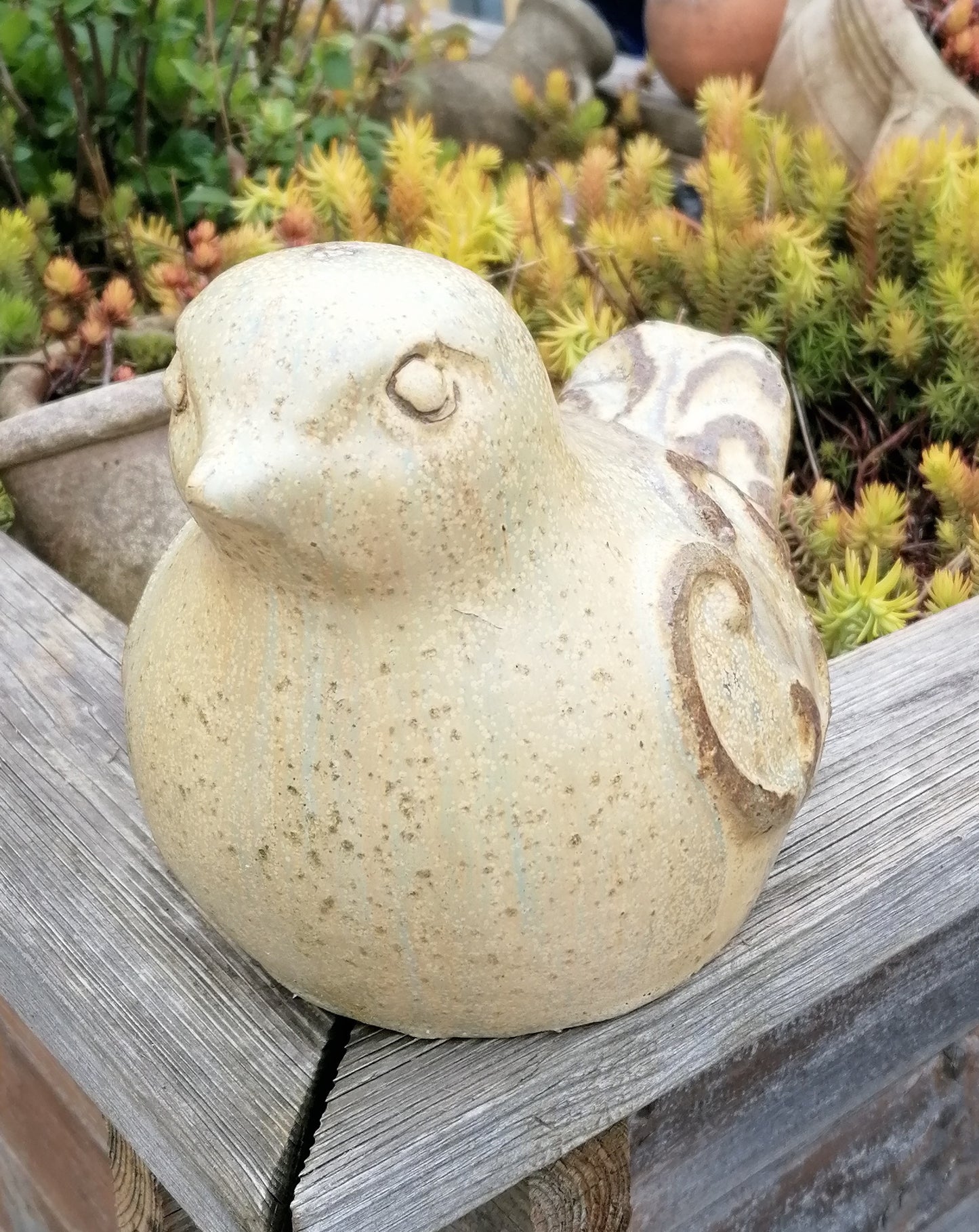 NEU !! 2. Wahl ! Vogel aus frostfesten Steinzeug beige - sandfarben glasiert ca. 16 cm lang Deko Garten Spatz Figur Taube