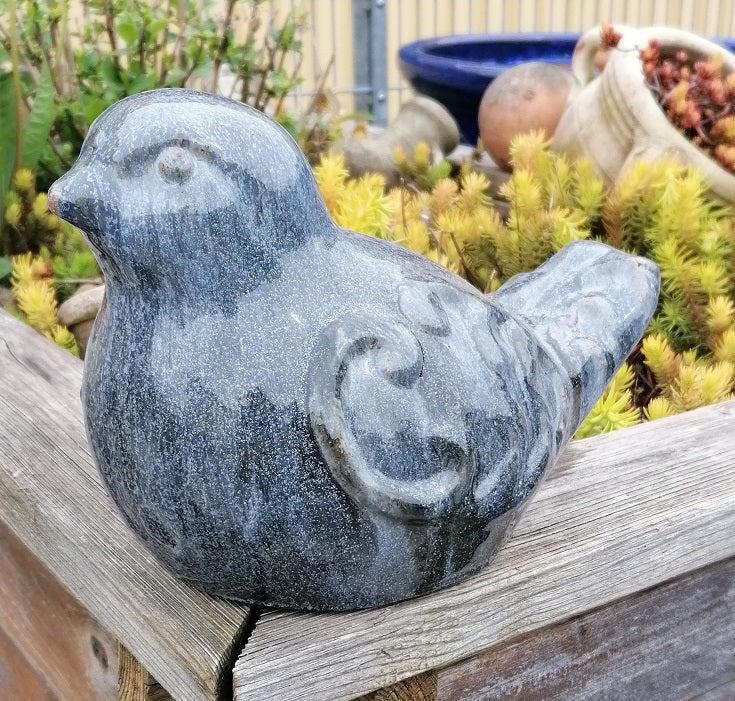 NEU !! 2. Wahl ! Vogel aus frostfesten Steinzeug graublau glasiert ca. 24 cm lang Deko Garten Spatz Figur Taube