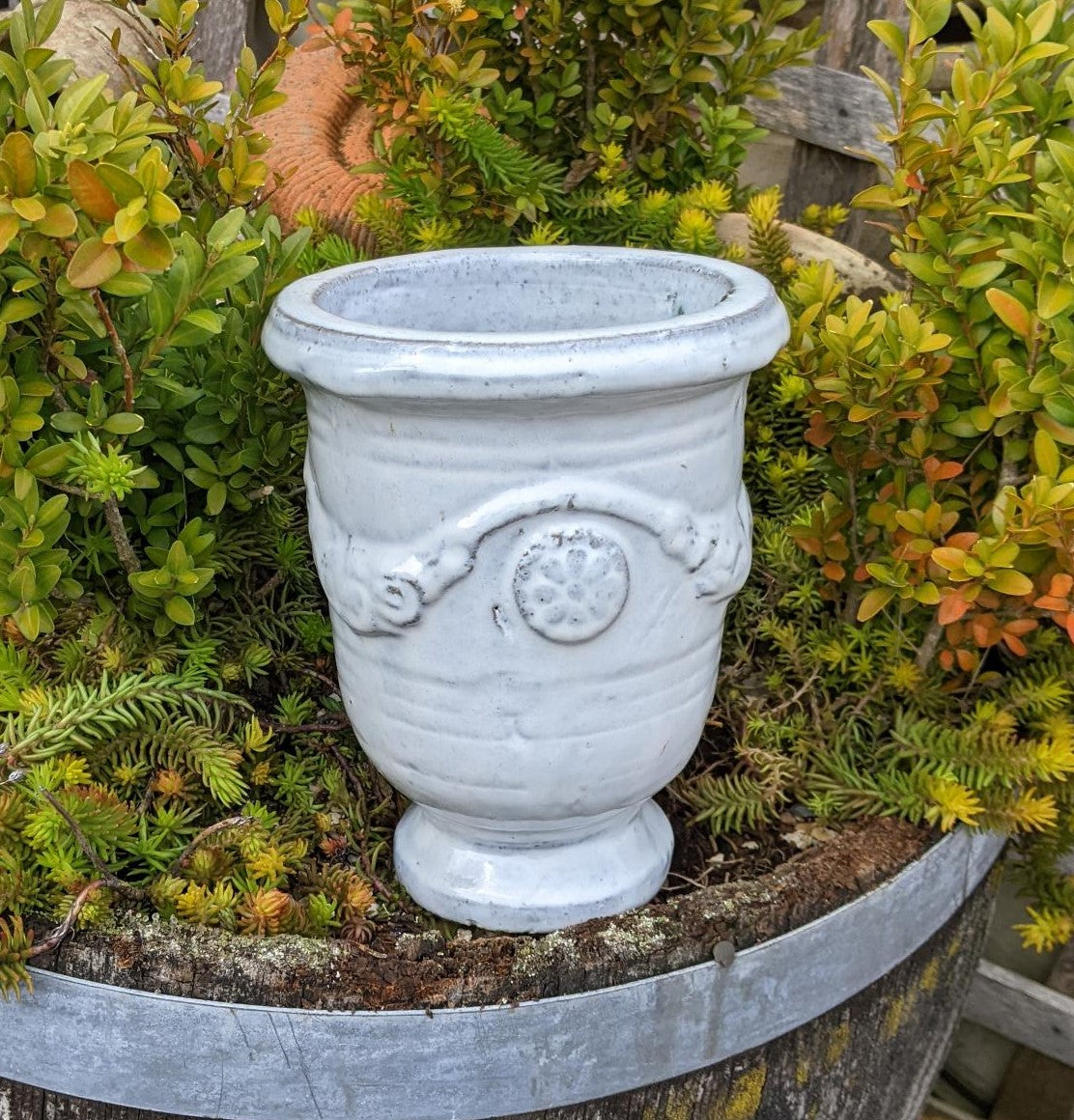 Neu !! Kleiner weißer Pokal Blumentopf aus winterfesten Steinzeug ca. 22 cm hoch