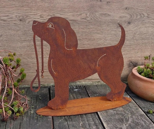Hund mit Leine 30 cm breit auf Platte aus Metall in Edelrost