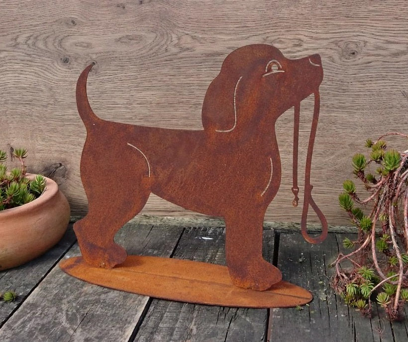 Hund mit Leine 30 cm breit auf Platte aus Metall in Edelrost